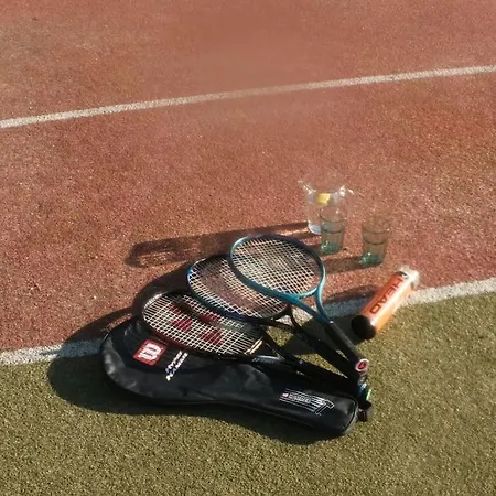 Villa Casa Lorenzo Sleeps 10, With Private Tennis Court & Swimming Pool And 5 Beds